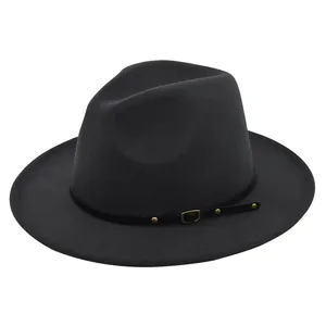 Λεπτομέρεια μαύρου μάλλινου καπέλου fedora με δερμάτινη ζώνη και χρυσά τρουκς