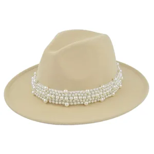 Détail d'un chapeau fedora élégant en laine beige avec ruban orné de perles de luxe