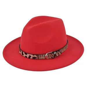 Dettaglio del cappello Fedora rosso in lana con cinturino leopardato e fibbia d'argento