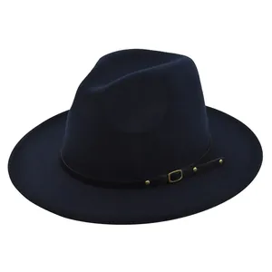 Λεπτομέρεια σκούρου μπλε μάλλινου καπέλου fedora με μαύρο δερμάτινο λουράκι και χρυσή αγκράφα