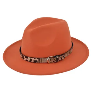 Dettaglio cappello fedora arancione con fascia in pelle leopardata e fibbia metallica