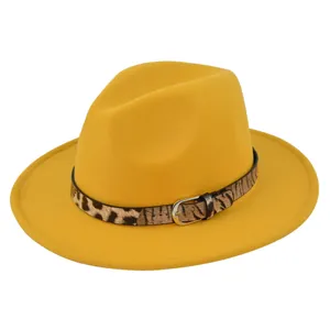 Dettaglio del cappello fedora giallo in lana con cintura leopardata e fibbia argento