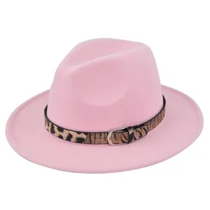Dettaglio del cappello fedora rosa in lana con fascia leopardata e fibbia in metallo
