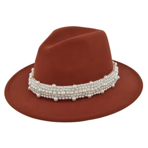 Détail de la bande de perles sur un chapeau fedora vintage en laine bordeaux