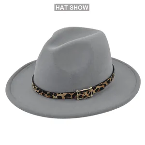 Detalle de sombrero de lana gris con cinturón de leopardo y hebilla dorada de lujo
