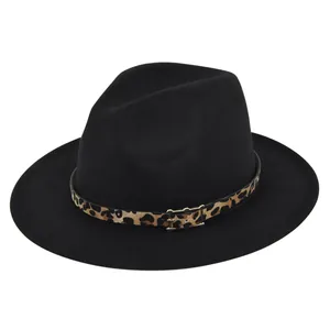 Detalle de sombrero fedora de lana negra con banda de leopardo y hebilla metal dorada