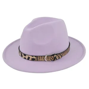 Dettaglio del cappello fedora lavanda con fascia in pelle leopardata e fibbia argento