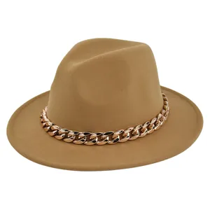 Dettaglio cappello fedora in lana color cammello con catena d'oro e tesa larga