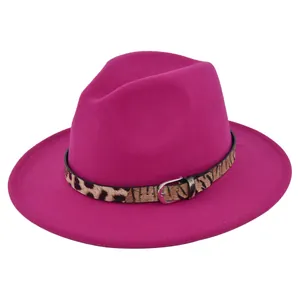 Dettaglio cappello fedora fucsia in lana con fascia leopardata e fibbia in metallo