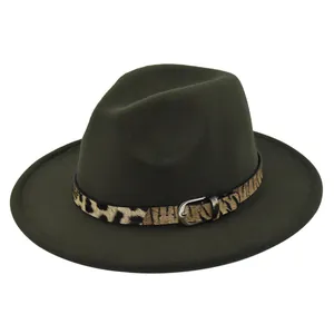 Dettaglio cappello fedora in lana verde scuro con cinturino leopardato e fibbia argento