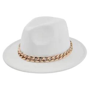 Dettaglio di un cappello fedora bianco a tesa larga con una vistosa catena dorata lucida