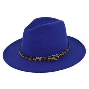 Detalle del sombrero fedora de lana azul Klein con banda de leopardo y hebilla metálica