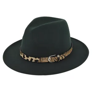Dettaglio cappello fedora in lana verde scuro con fascia leopardata e fibbia in metallo