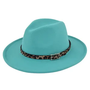 Detalle del sombrero fedora de lana turquesa con cinturón de leopardo y hebilla de plata