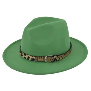 Dettaglio del cappello in feltro di lana verde con cintura leopardata e fibbia in metallo