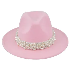 Détail d'un chapeau fedora en laine rose clair avec bordure de perles multicouches