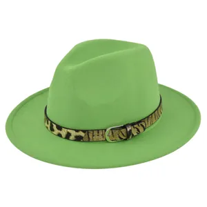 Dettaglio cappello fedora verde neon in lana con cintura leopardata e fibbia argento