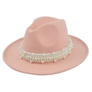 Vue détaillée du chapeau fedora rose en laine avec perles blanches élégantes décoratives