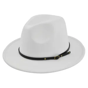 Λεπτομέρεια λευκό καπέλο fedora με μαύρη δερμάτινη ζώνη και χρυσά μεταλλικά τρουκ