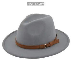 Detail van grijze wollen fedora hoed met bruine suède band en een gouden metalen gesp erop