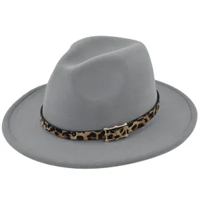 Detalle de fedora de fieltro gris con banda de leopardo y hebilla de metal dorado fino