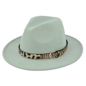 Dettaglio cappello in lana verde menta con elegante cintura leopardata e fibbia in argento