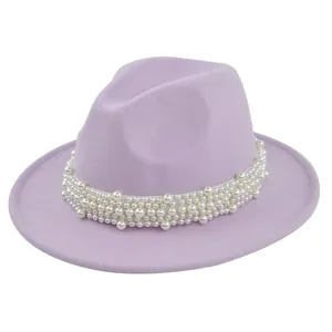 Détail du chapeau en laine lavande avec un ruban décoratif de perles blanches chic