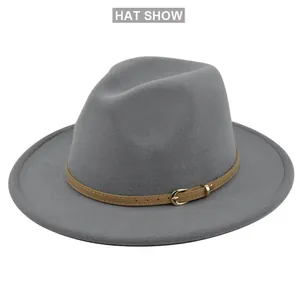 Detail van de grijze vilten fedora hoed met bruine leren riem en gouden metalen gesp