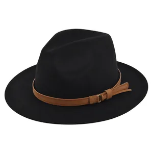 Detail van zwarte fedora hoed met een bruine imitatielederen riem en een gouden metalen gesp