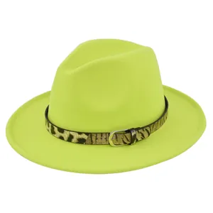 Dettaglio del cappello fedora verde neon con cintura alla moda con stampa leopardata