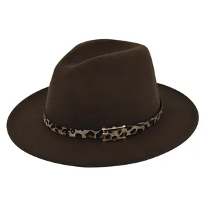 Detalle de sombrero fedora de lana marrón con banda de leopardo y hebilla dorada