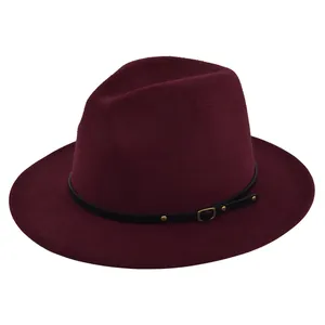 Λεπτομέρεια μπορντό μάλλινου καπέλου με μαύρη δερμάτινη ζώνη και χρυσή αγκράφα