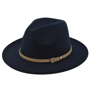 Detailopname van donkerblauwe wollen fedora met bruine leren band en gouden gesp