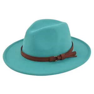 Detail van de tiffany blauwe vilten fedora hoed met bruine lederen riem en gouden gesp