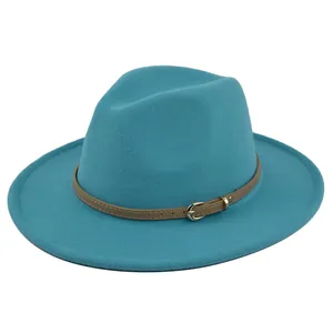 Detail van petrol blauwe wollen vilten hoed met beige lederen band en goudkleurige gesp