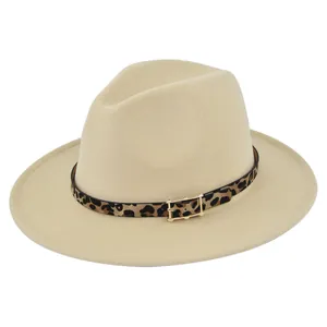Detalle de sombrero fedora beige de lana con cinta de leopardo y hebilla dorada