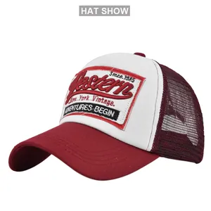 Dettaglio della toppa ricamata Western New York Vintage sul cappellino trucker in rete