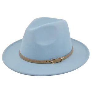 Detail van een lichtblauwe wollen fedora hoed met een camel leren band en een gouden gesp