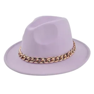 Dettaglio macro del cappello fedora lavanda con elegante catena in metallo oro rosa