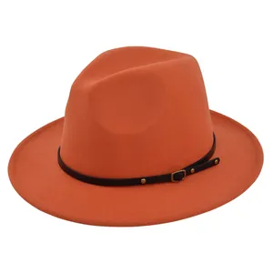 Λεπτομέρεια πορτοκαλί καπέλο fedora με μαύρη δερμάτινη ζώνη και χρυσά τρουκς
