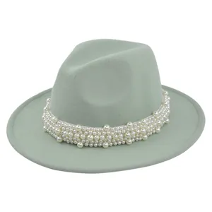 Vue détaillée du chapeau jazz en laine vert menthe orné de rangées de perles blanches