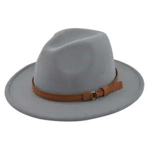 Detail van grijze vilten fedora hoed met bruine leren riem en gouden metalen gesp opzij