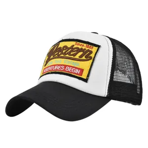 Dettaglio della toppa ricamata Western sul pannello bianco del cappellino mesh trucker
