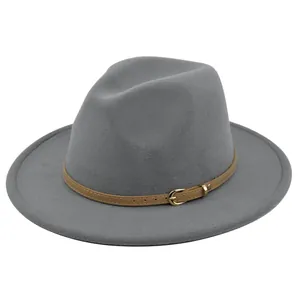 Detail van grijze wollen fedora hoed met een bruine leren riem en gouden gesp