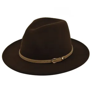 Detail van donkerbruine fedora hoed met lichtbruine leren band en gouden metalen gesp