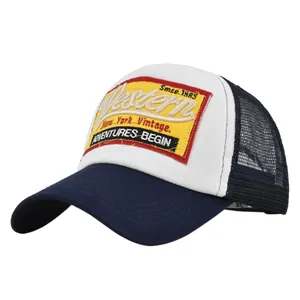 Dettaglio ravvicinato del ricamo Western vintage su un cappellino trucker in mesh blu