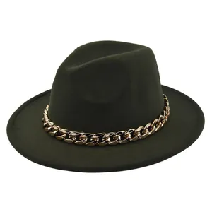 Dettaglio del cappello fedora in feltro verde scuro con catena decorativa in metallo dorato