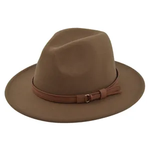 Detail van bruine wollen fedora hoed met een leren band en metalen ringgesp
