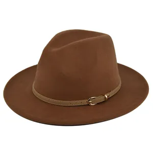 Detail van bruine wollen fedora hoed met lichtbruine leren riem en gouden gesp