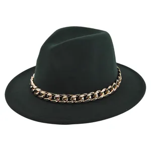 Dettaglio cappello fedora in feltro verde scuro con catena metallica dorata spessa
